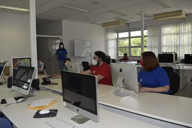 Ofis ve ekip çalışması — temsili fotoğraf