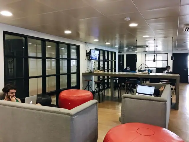 Ofis ve ekip çalışması — temsili fotoğraf