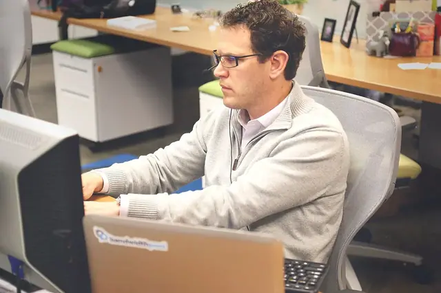 Ofis ve ekip çalışması — temsili fotoğraf