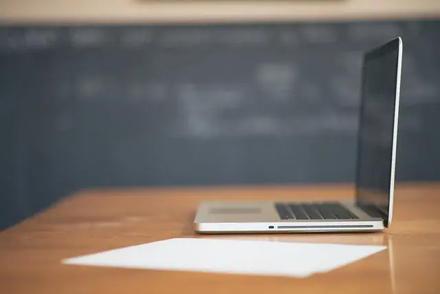 Bilgisayar ve dijital çalışma ortamı — temsili fotoğraf