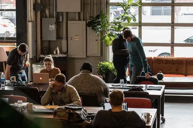 Ofis ve ekip çalışması — temsili fotoğraf
