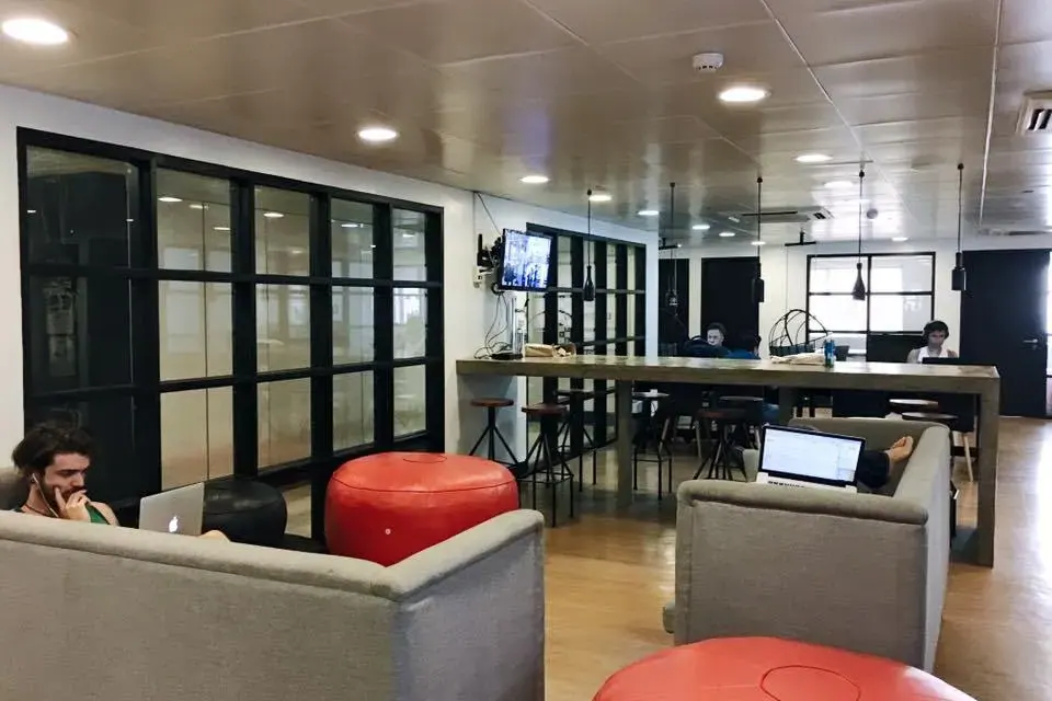 Ofis ve toplantı alanı — temsili fotoğraf