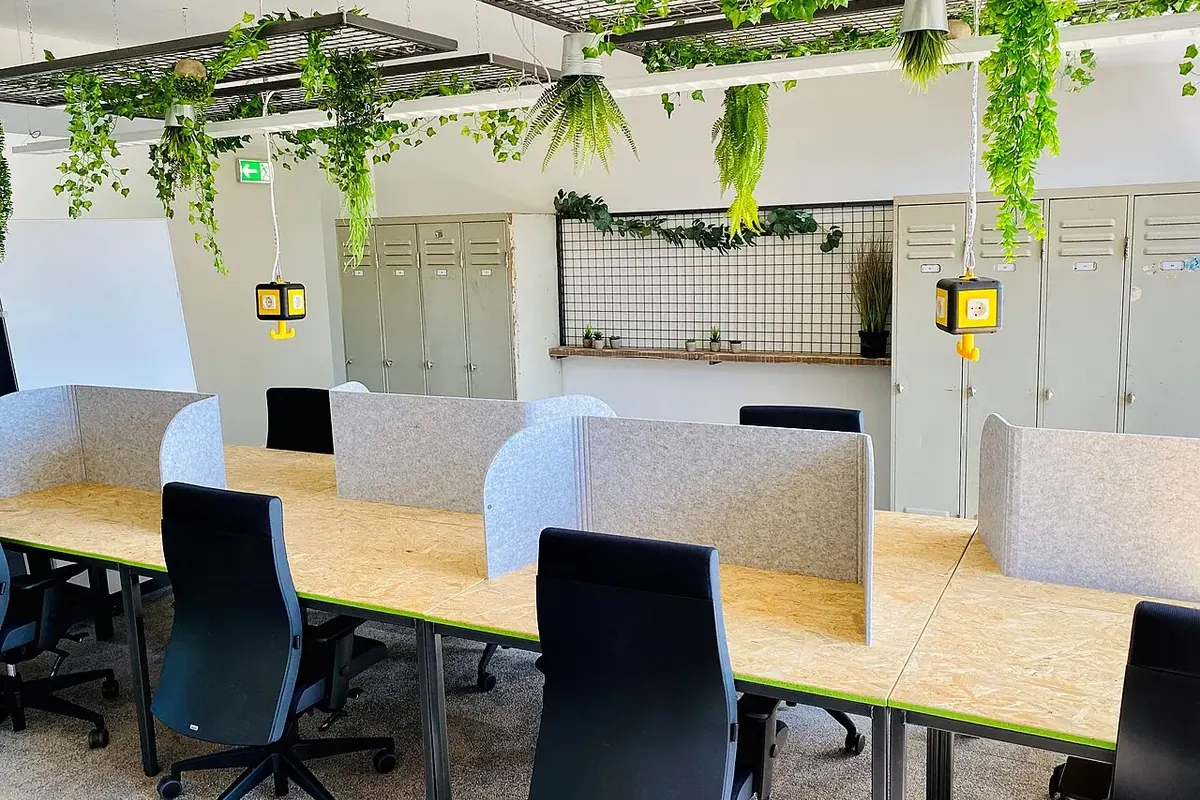 Ofis ve toplantı alanı — temsili fotoğraf