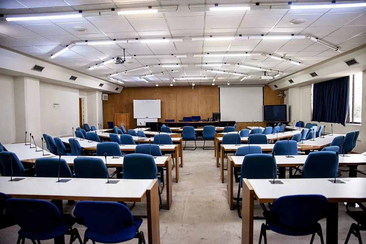 Ofis ve toplantı alanı — temsili fotoğraf