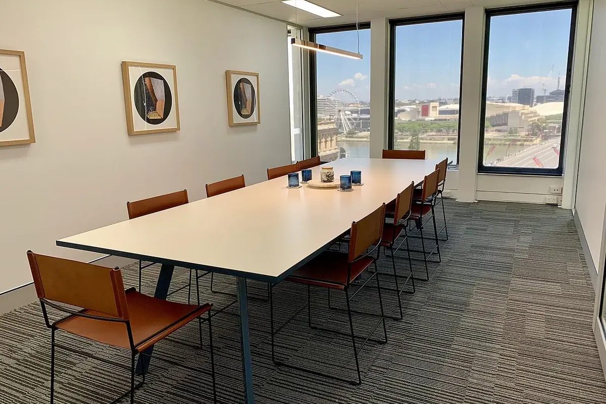 Ofis ve toplantı alanı — temsili fotoğraf