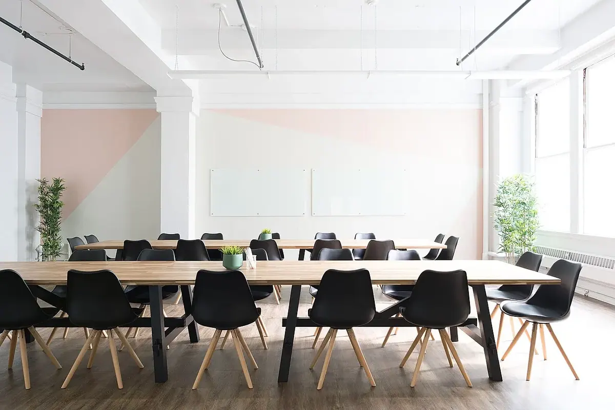 Ofis ve toplantı alanı — temsili fotoğraf