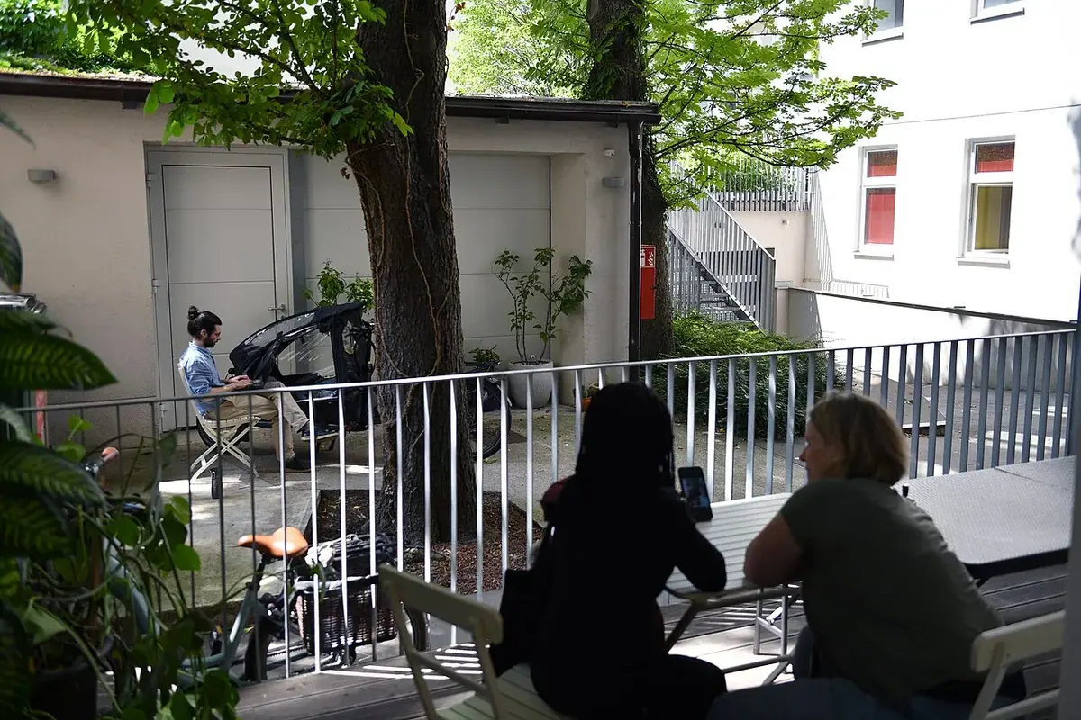 Ofis ve toplantı alanı — temsili fotoğraf