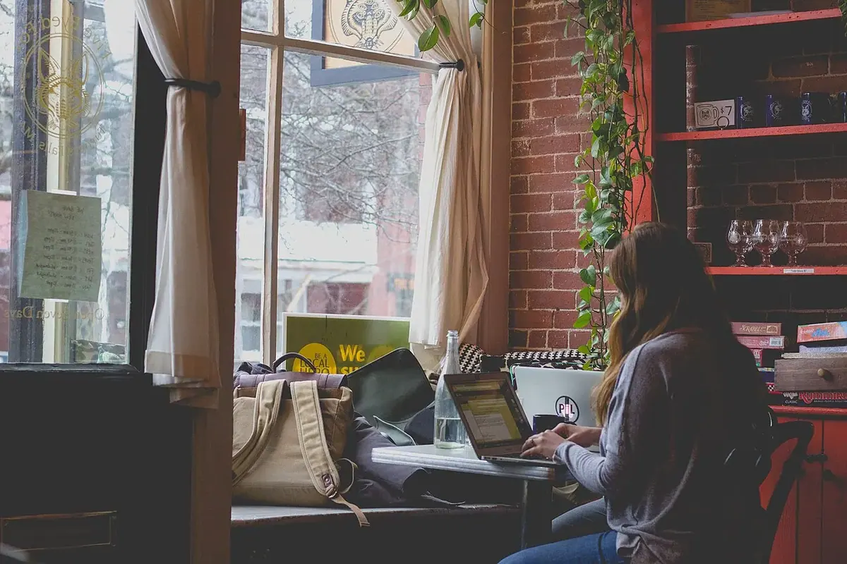 Ofis ve toplantı alanı — temsili fotoğraf