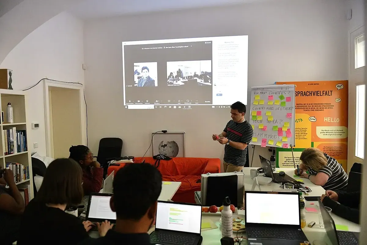 Ofis ve toplantı alanı — temsili fotoğraf