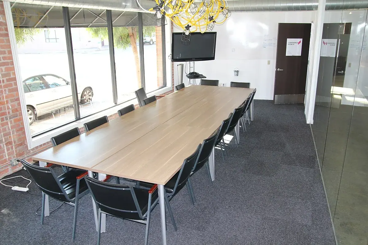 Ofis ve toplantı alanı — temsili fotoğraf
