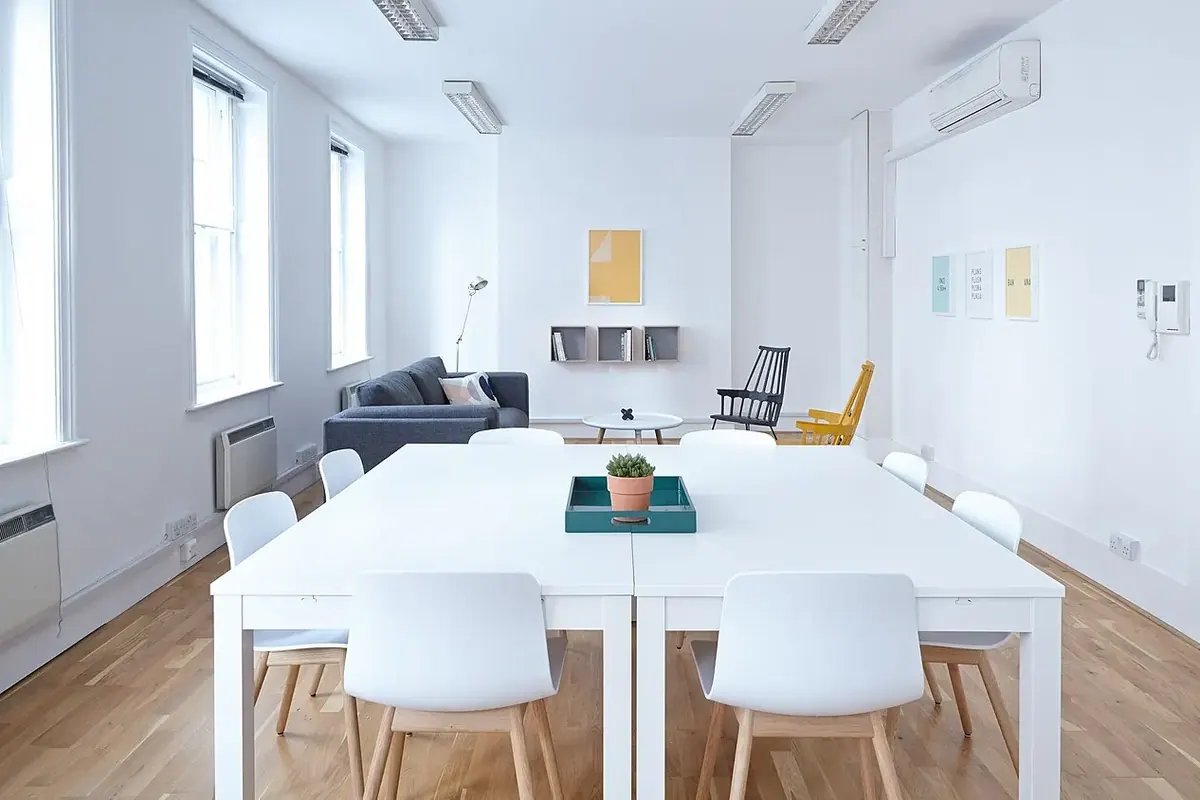 Ofis ve toplantı alanı — temsili fotoğraf