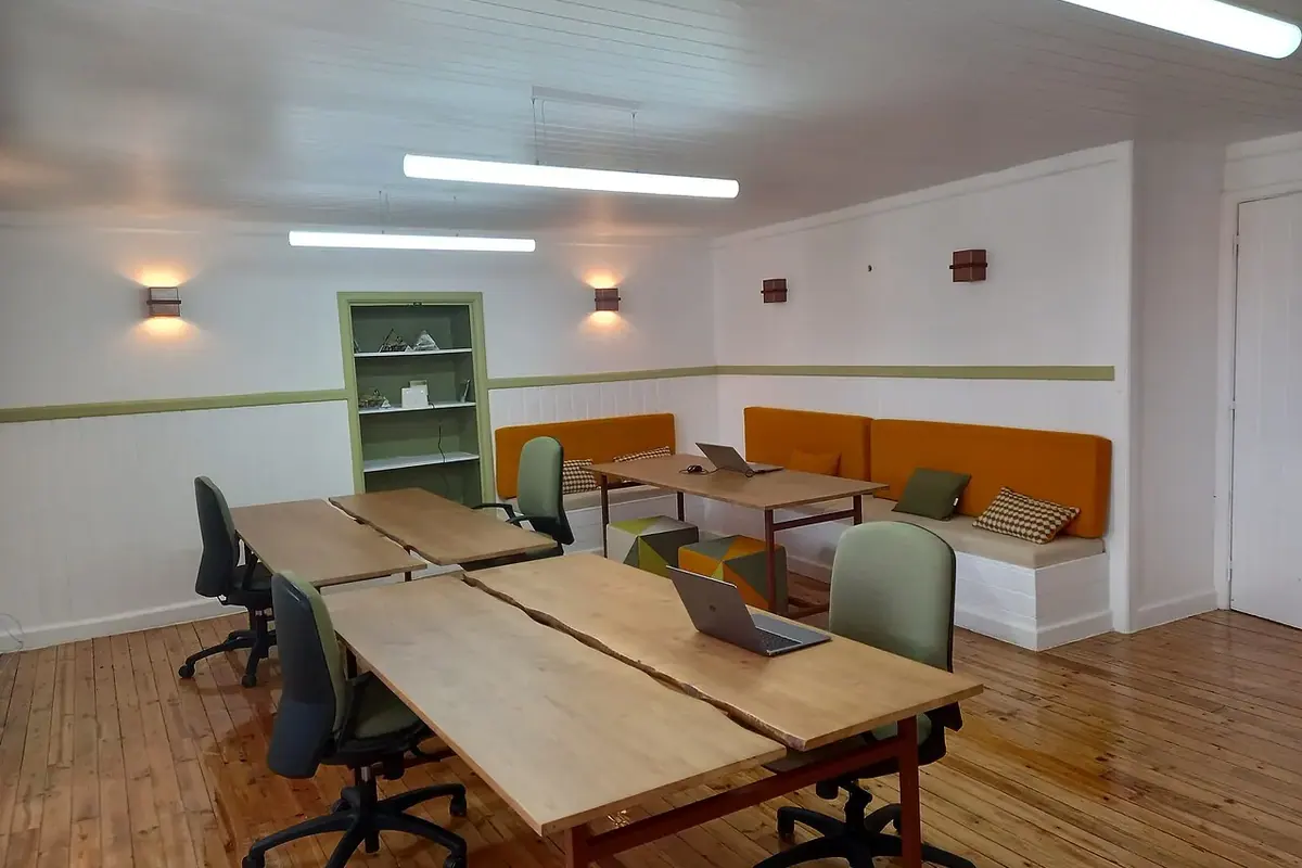 Ofis ve toplantı alanı — temsili fotoğraf