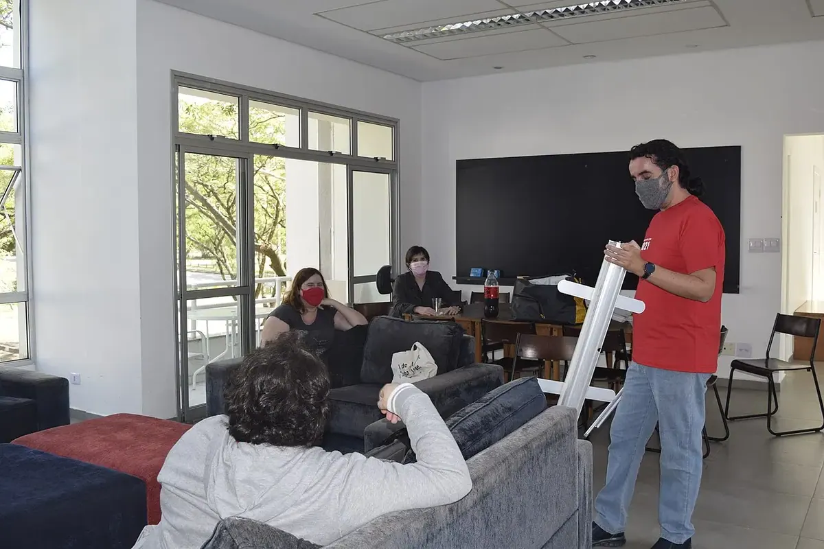 Ofis ve toplantı alanı — temsili fotoğraf