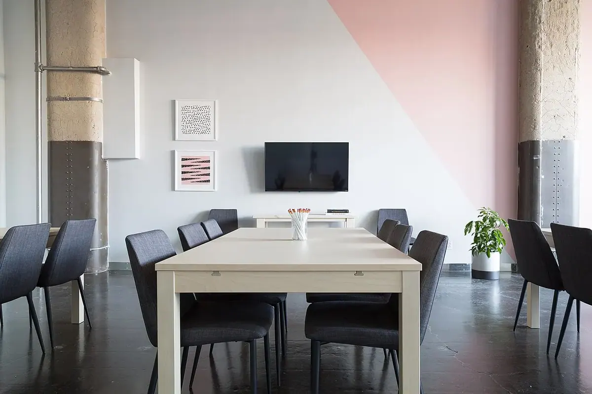 Ofis ve toplantı alanı — temsili fotoğraf