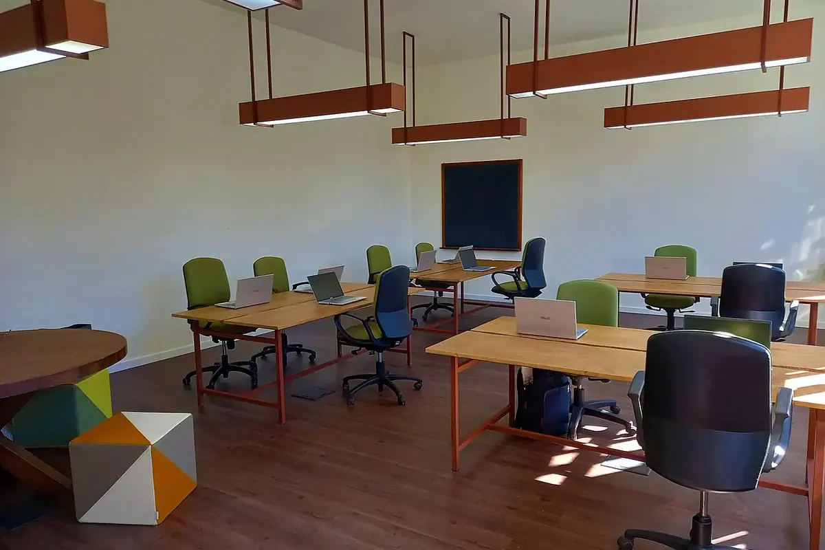 Ofis ve toplantı alanı — temsili fotoğraf