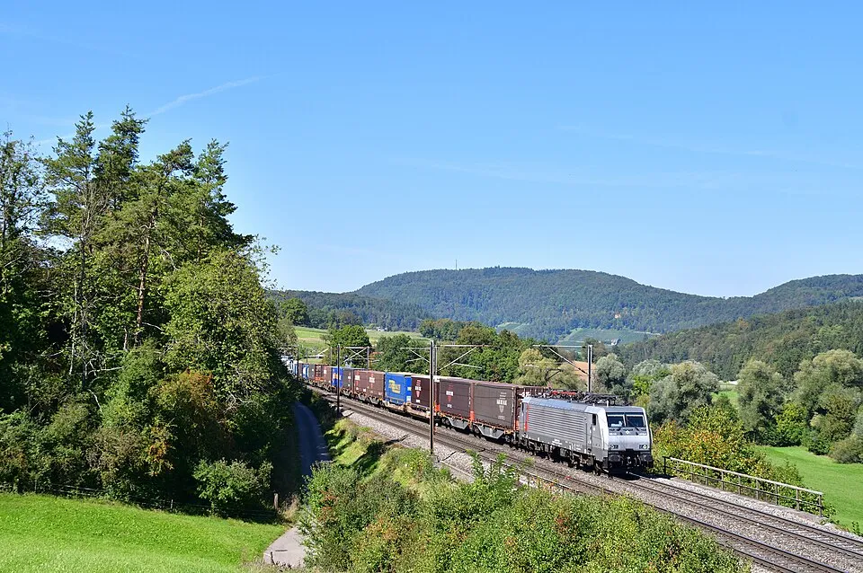 189 113 with a freight train in Zeihen.jpg