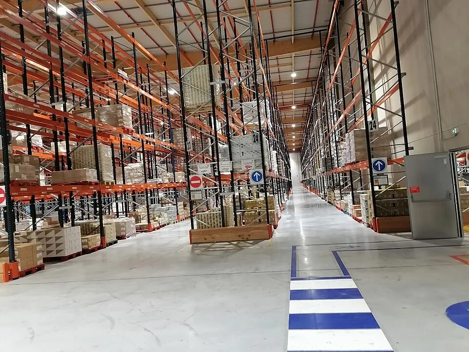 Depolama ve lojistik alanından bir görünüm