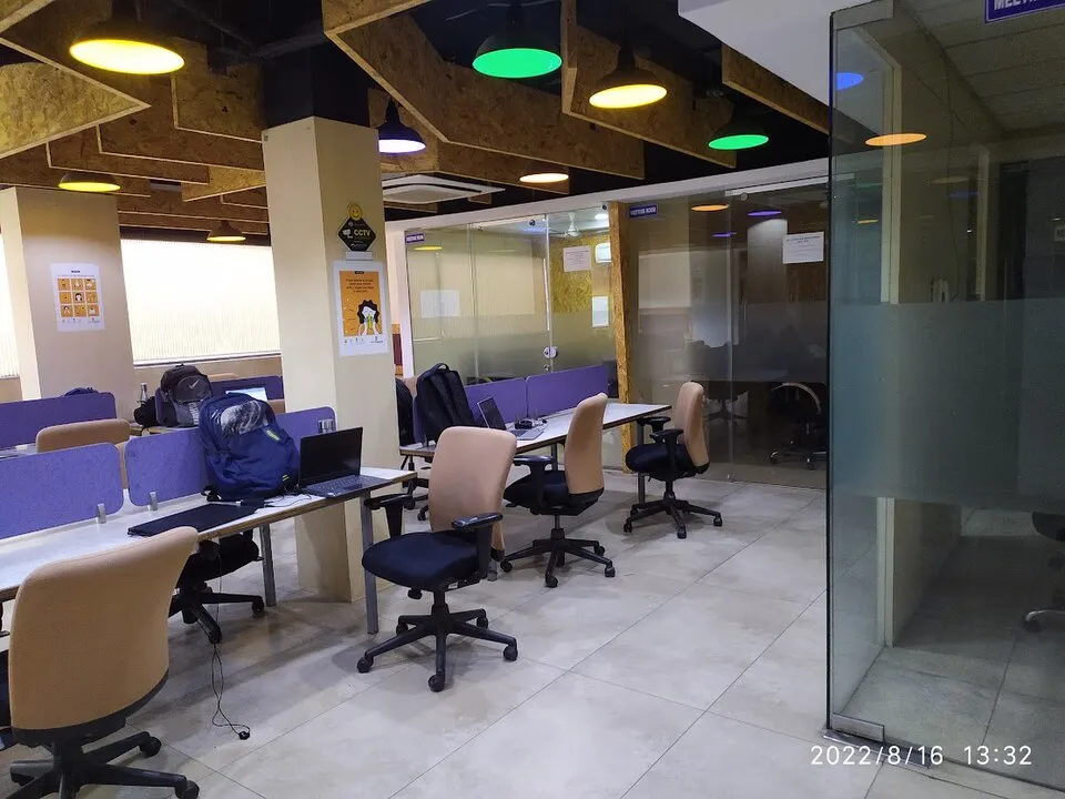 Ofis ve ortak çalışma ortamından bir görünüm