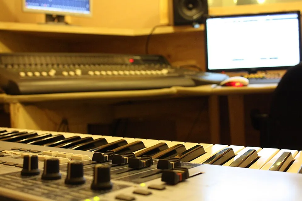 Recording Studio, Piano, Monitor (2011-07-04 by hanmaili) Pixabay - recording-studio-225491.jpg