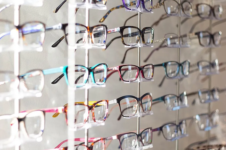 Picking Out Eye Wear (Unsplash).jpg